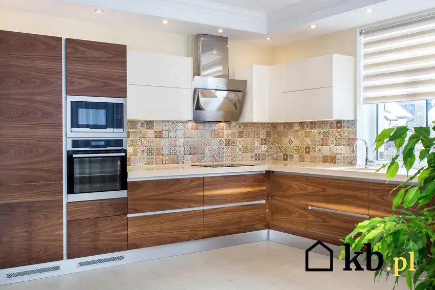 Zabudowa nad szafkami kuchennymi: pomysły, koszty i inspiracje