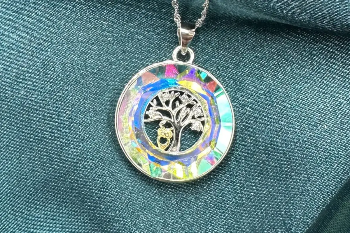 Srebrny naszyjnik z wisiorkiem Drzewo Życia, ozdobiony kryształkami i sową.