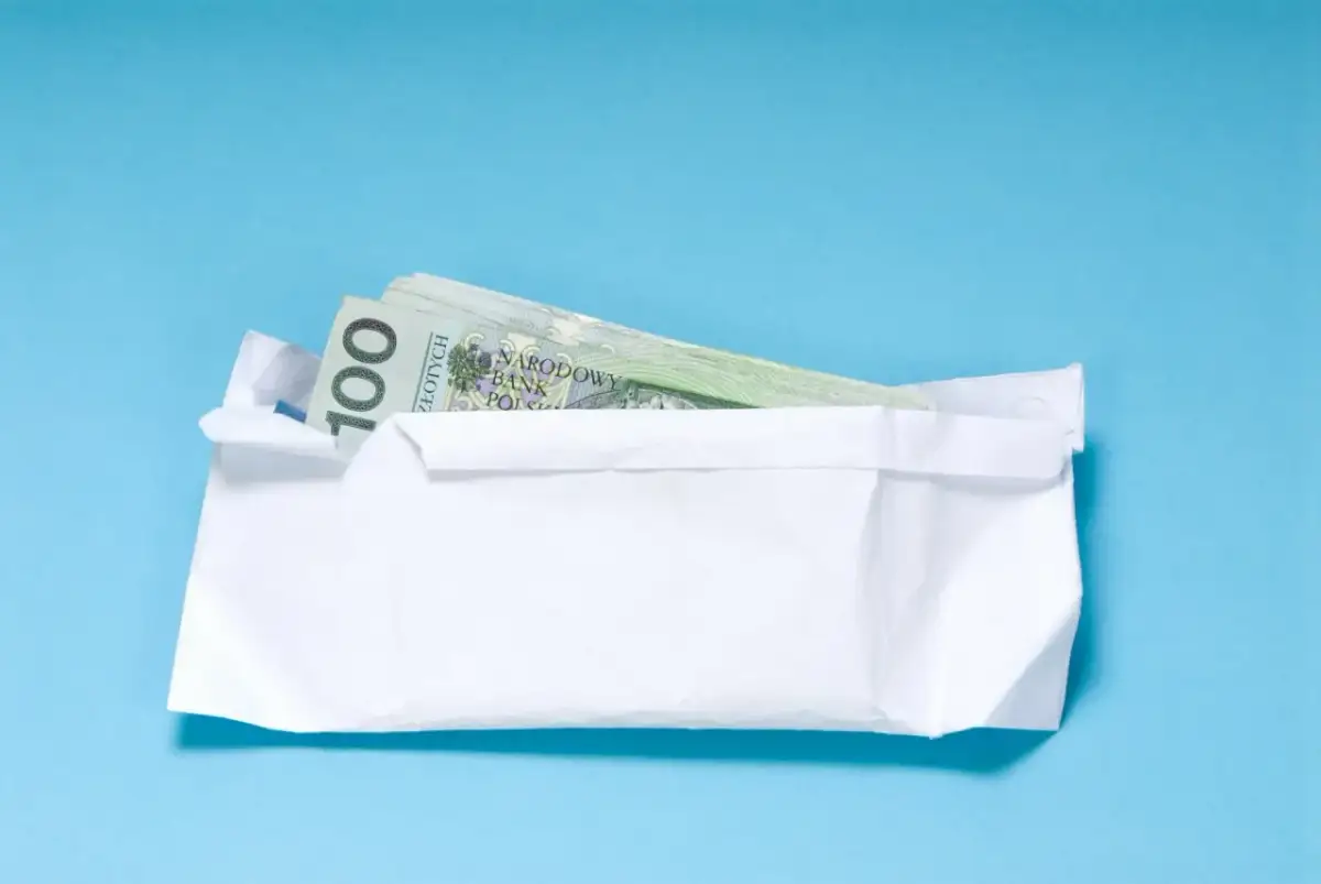 Koperta z pieniędzmi, zastanawiasz się, ile dać wnuczce na 18 urodziny?
