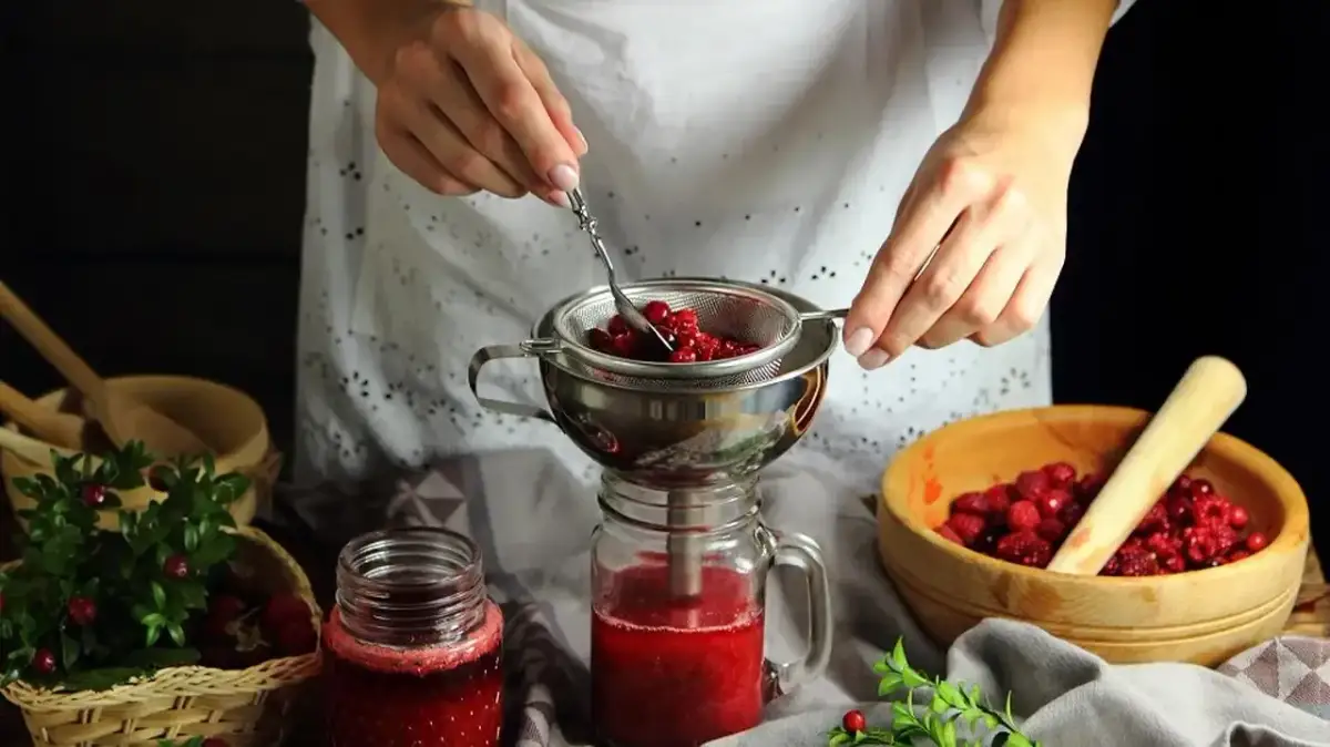 Jak zrobić domowy sok malinowy – proste przepisy, które zachwycą