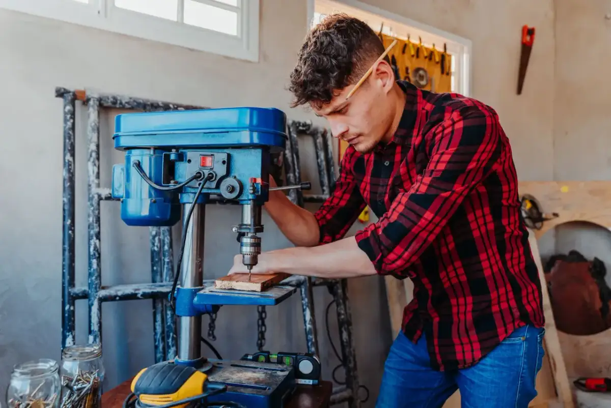 Jak wybrać idealną wiertarkę stołową do warsztatu bez błędów