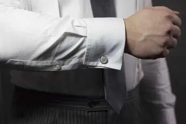 Jak założyć spinki do koszuli, aby uniknąć modowych faux pas