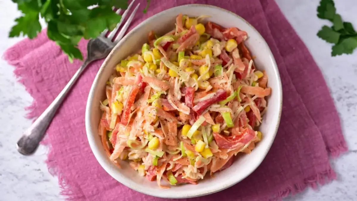 Pyszna sałatka z selera konserwowego, marchewki, papryki i kukurydzy, polana kremowym sosem. Idealna na lekki posiłek.