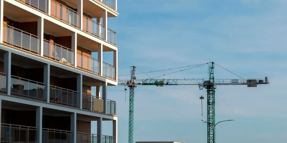 Czy deweloper może podnieść cenę? Poznaj swoje prawa i sytuacje