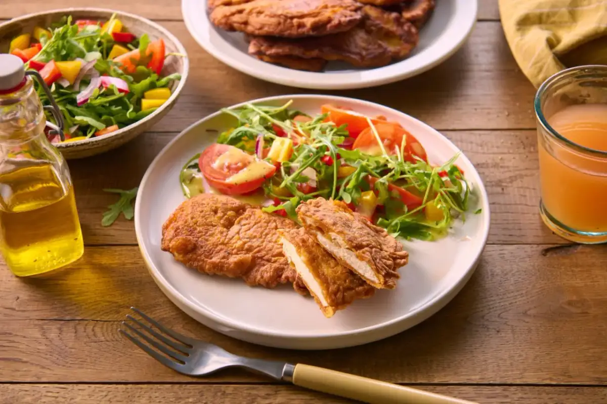 Chrupiące kotlety szu szu z soczystym kurczakiem, podane z sałatką i sokiem. Idealny obiad!