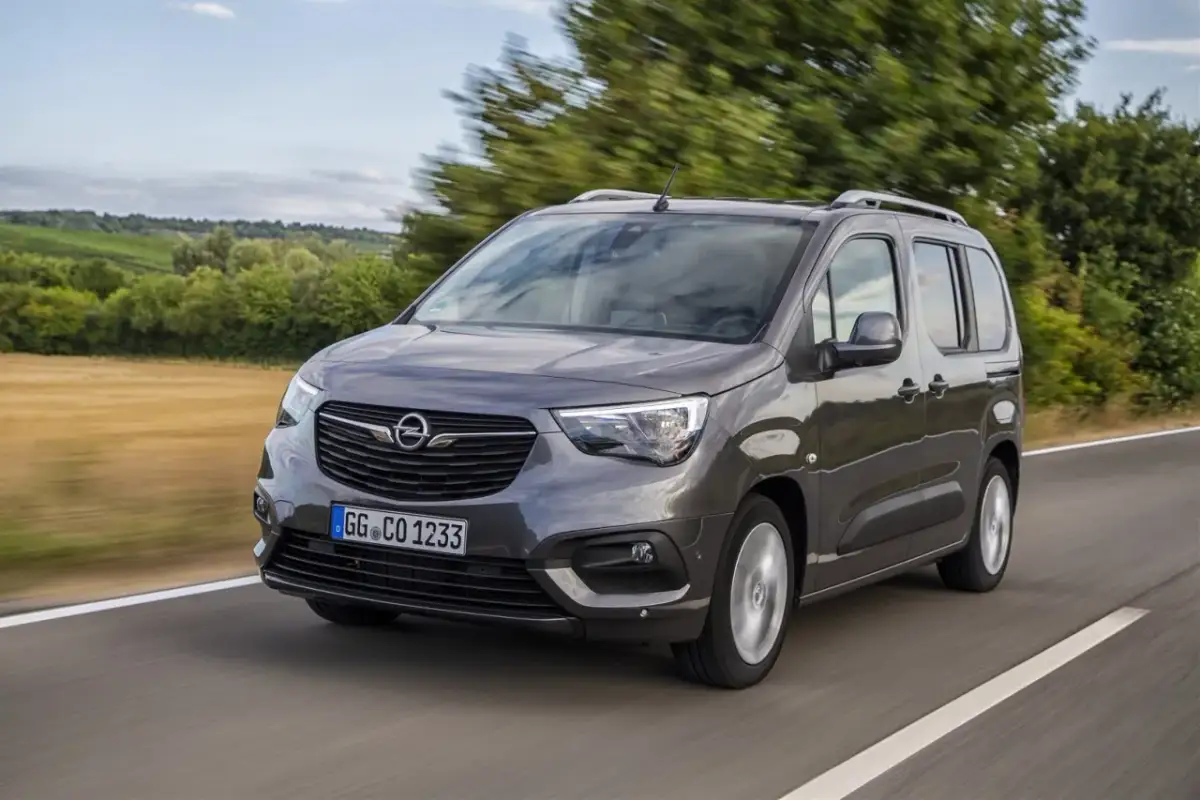 Szary Opel Combo-e Life na drodze. Czy to jest ten Opel, który jest najlepszy?