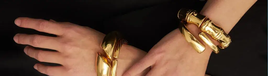 Co oznacza bransoletka na prawej ręce? Odkryj jej głębokie znaczenie