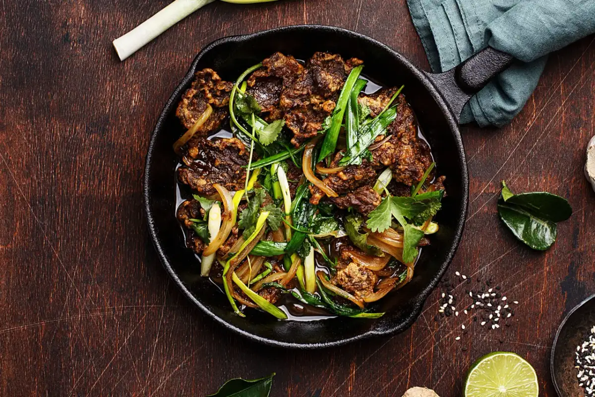 Smażona jagnięcina w sosie z cebulą i kolendrą. To danie, które rozwieje wątpliwości, co to jest pyszna jagnięcina.