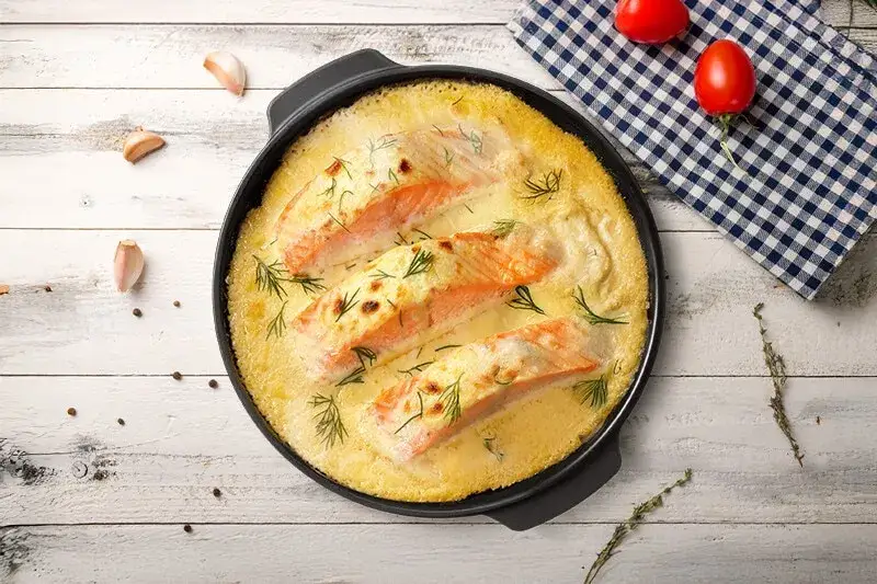 Zapiekanka z łososiem i porem: Jak zrobić idealnie kremową?