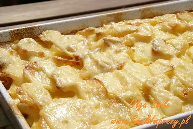 Zapiekanka ziemniaczana ze śmietaną: Przepis i sekrety kremowości