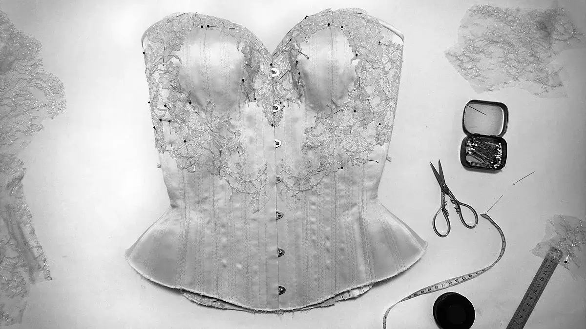 Jak uszyć gorset: krok po kroku i unikaj najczęstszych błędów