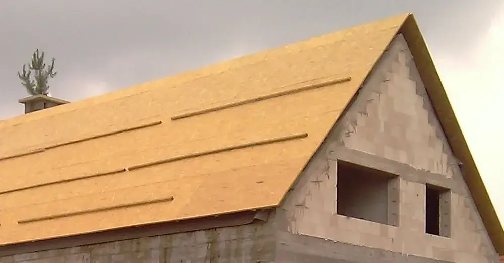 Czym pokryć dach z płyty OSB, aby uniknąć kosztownych napraw?