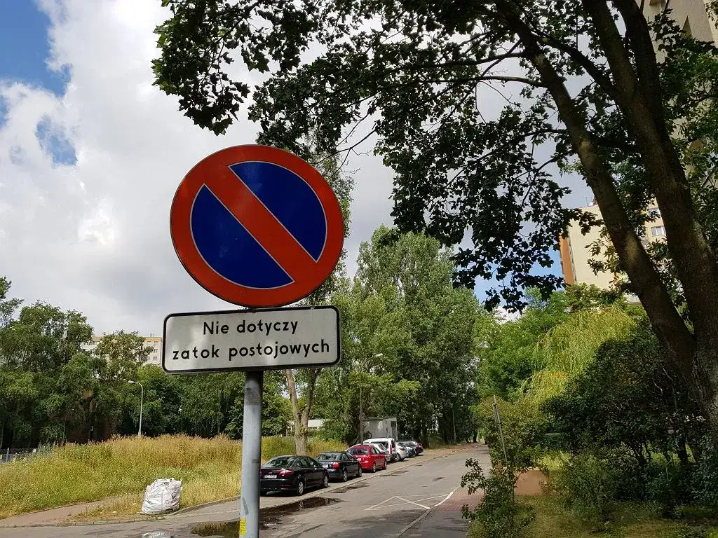 Jakie znaki drogowe nie obowiązują niepełnosprawnych – poznaj swoje prawa