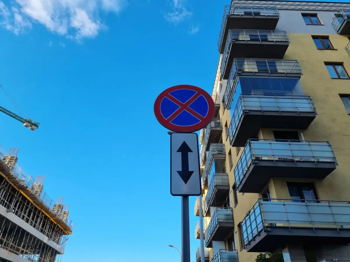 Czy zakaz zatrzymywania dotyczy chodnika? Sprawdź, zanim zaparkujesz