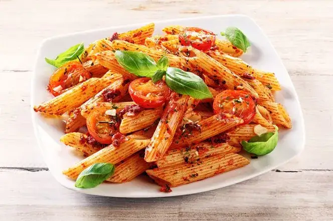 Szybkie dania jednogarnkowe z makaronem penne, które zaskoczą smakiem