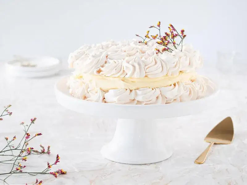 Dekoracja tortu bezami: Proste triki na efekt "wow" w kuchni