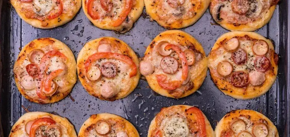 Mini pizze krok po kroku: Idealne na imprezę i dla dzieci!