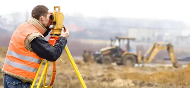 Czym zajmuje się geodeta? Kluczowe zadania i ich znaczenie w budownictwie