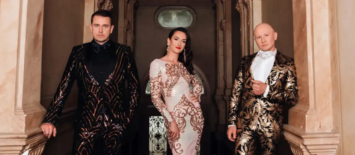 Kabaret K2 skład: mężczyzna w błyszczącej marynarce, kobieta w sukni z cekinami i mężczyzna w złotej marynarce.