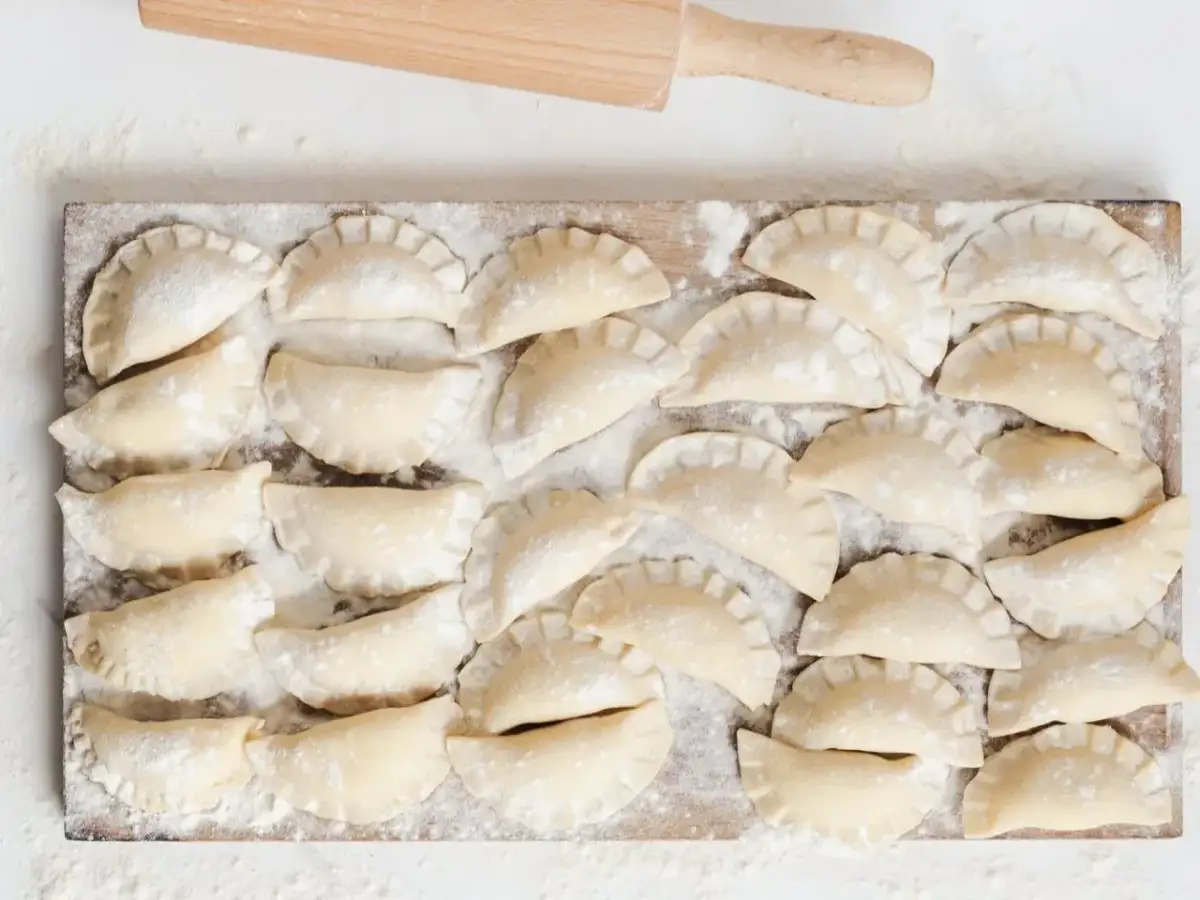 Sekret idealnego ciasta na pierogi: koniec z klejeniem i rwaniem!