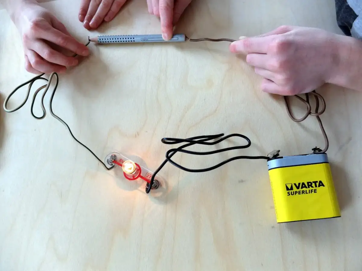 Czy grafit przewodzi prąd? Odkryj zaskakujące właściwości elektryczne