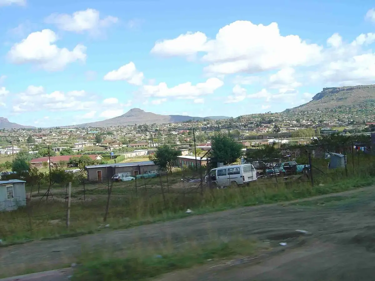 Widok na Maseru, stolicę Lesotho, z domami i górami w tle.