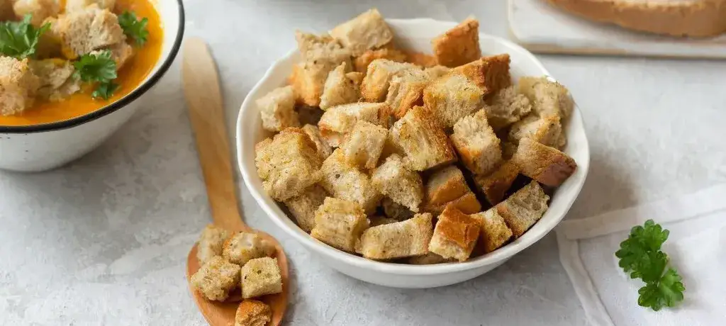 Sekret chrupiących grzanek do zupy? Proste metody i triki!