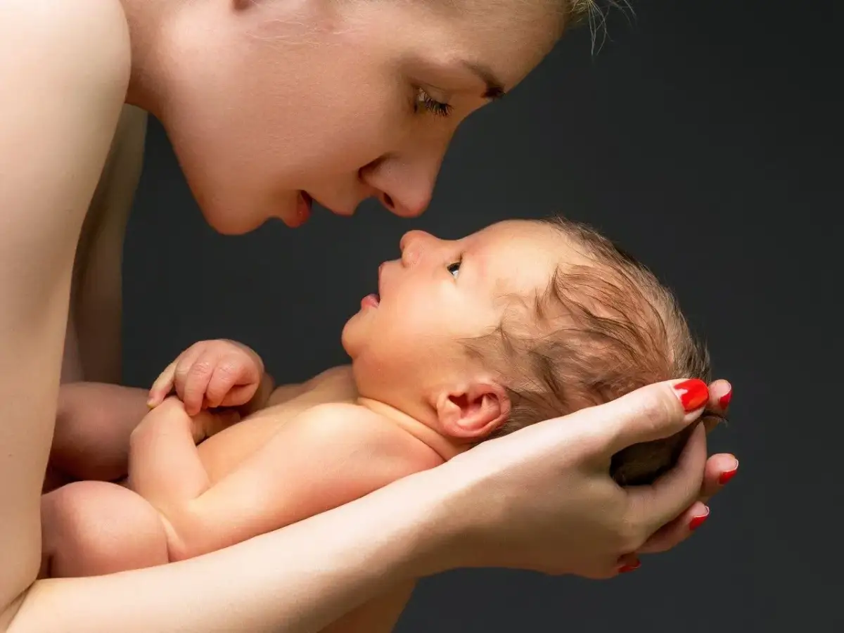 Mama tuli 3-miesięczne dziecko co może jeść. Delikatne spojrzenie i czułe dłonie.