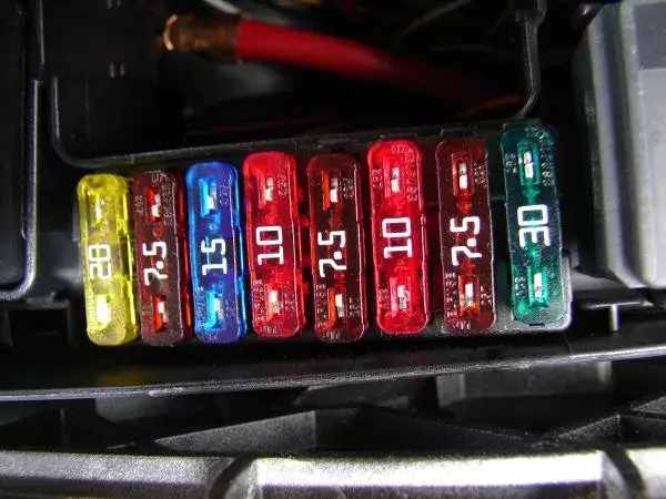 Jakie bezpieczniki do C 360? Kluczowe informacje, które musisz znać