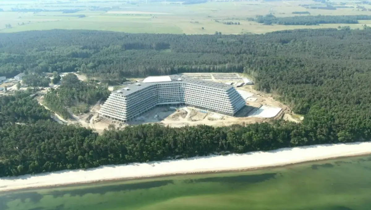 Budowa hotelu Gołębiewski w Pobierowie, widok z lotu ptaka na obiekt w otoczeniu lasu i plaży.