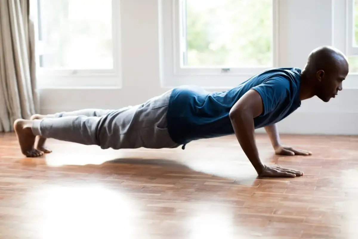 Lat-Training zuhause: Starker Rücken ohne Gym? So geht's!