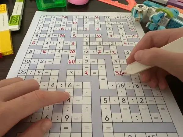 Najlepsze gry planszowe polegające na układaniu krzyżówki, które musisz poznać