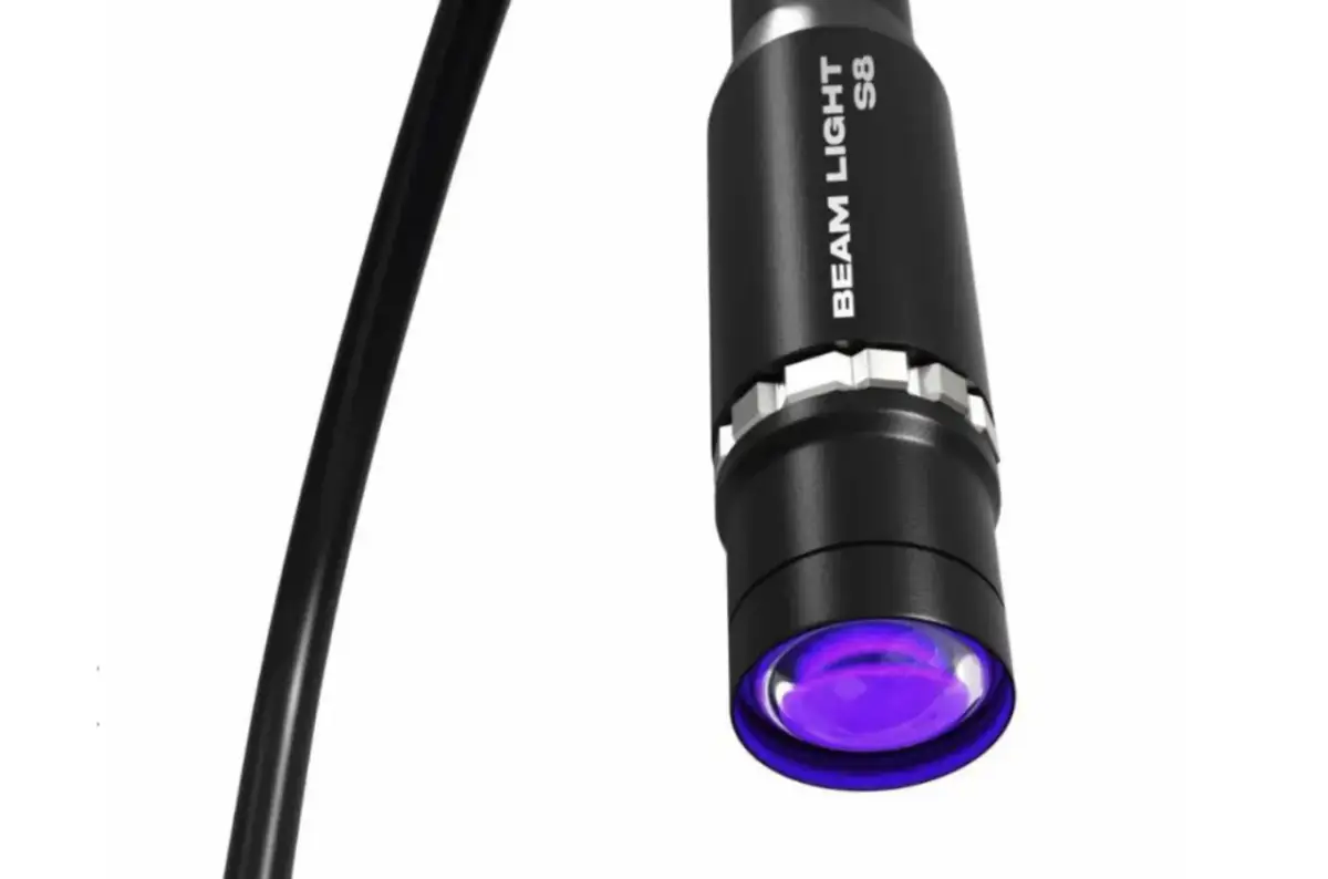 Przedłużanie rzęs UV z użyciem lampy. Jak to wygląda?