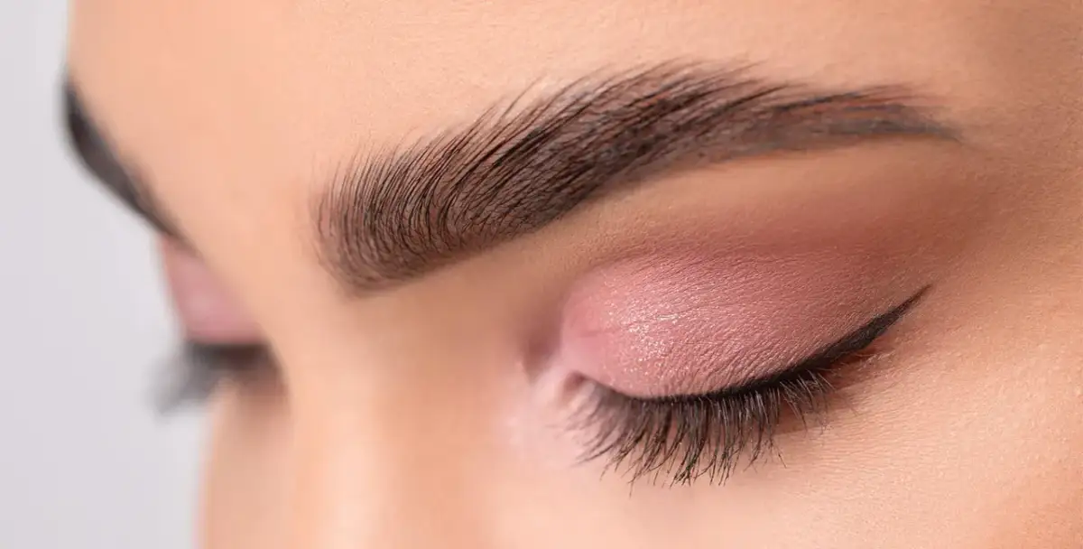 Skuteczne domowe sposoby na porost rzęs – naturalne metody, które działają