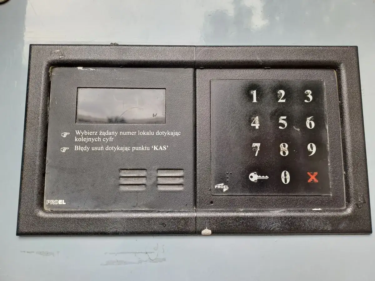 Domofon PROEL z klawiaturą numeryczną i wyświetlaczem. Zastanawiasz się, czy można zmienić kod do domofonu?