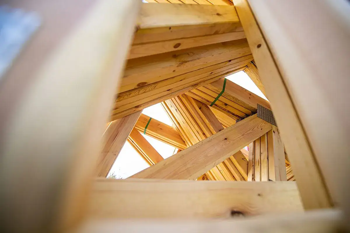 Wszystko o dachu wiązarowym: koszty, montaż i korzyści dla budowy