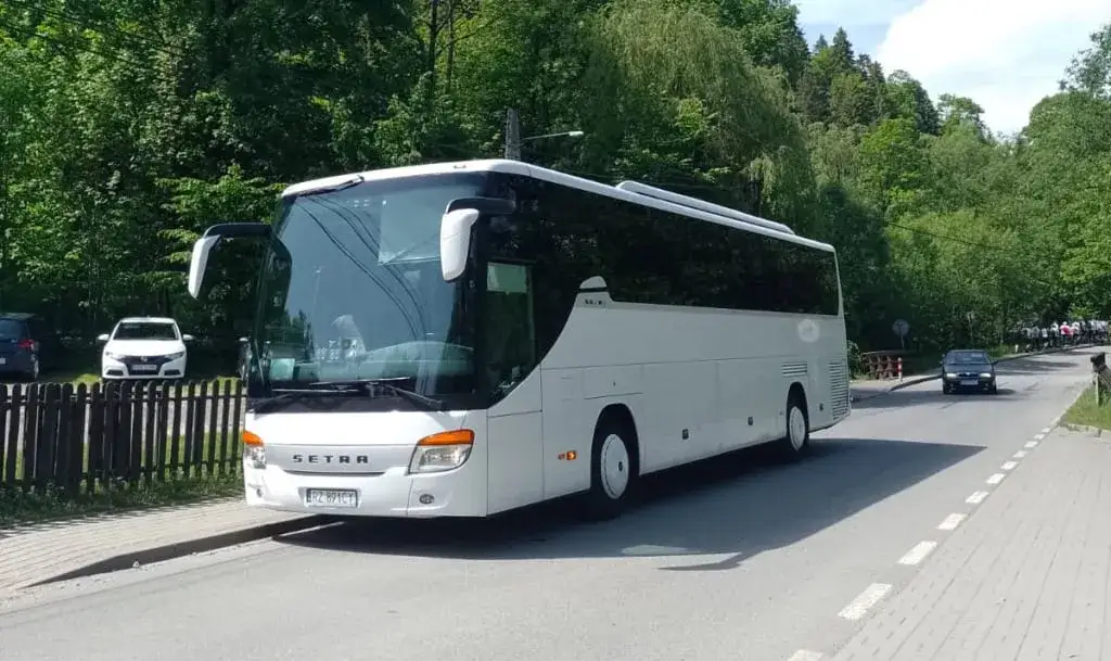 Autobus czy autokar: kluczowe różnice, które musisz znać