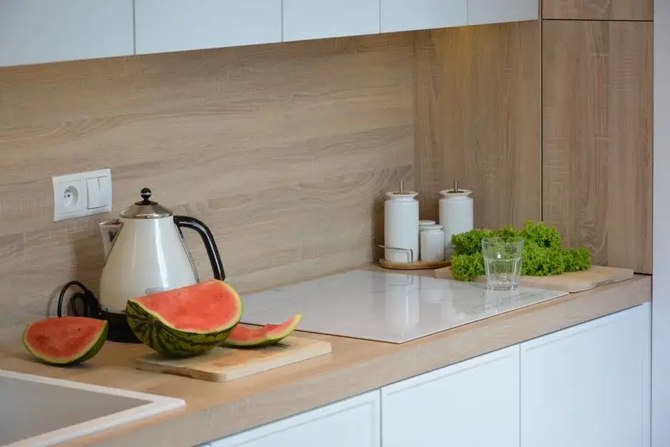 Co postawić na blacie w kuchni, aby stworzyć idealną przestrzeń?