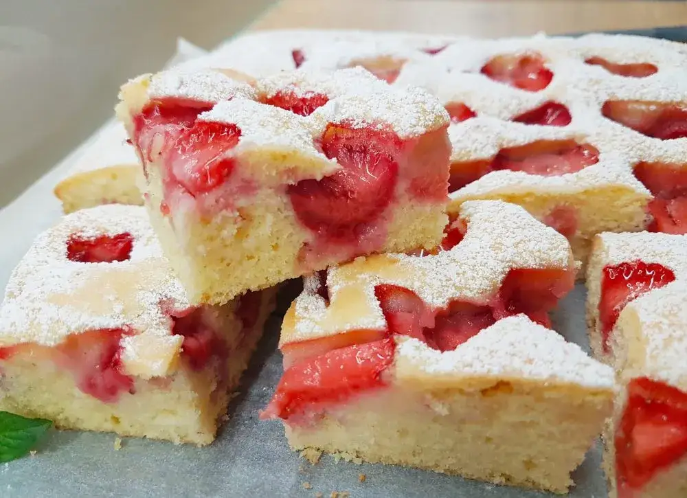Pyszny przepis na ciasto maślane z owocami, które zaskoczy każdego