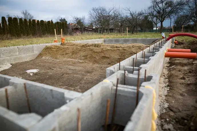 Jak łączyć zbrojenie w fundamentach, aby uniknąć błędów konstrukcyjnych