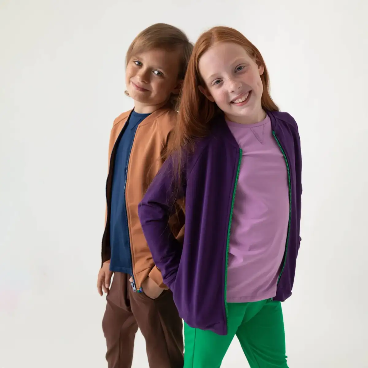 Fioletowa bluza dla chłopca: Jak wybrać i modnie stylizować?