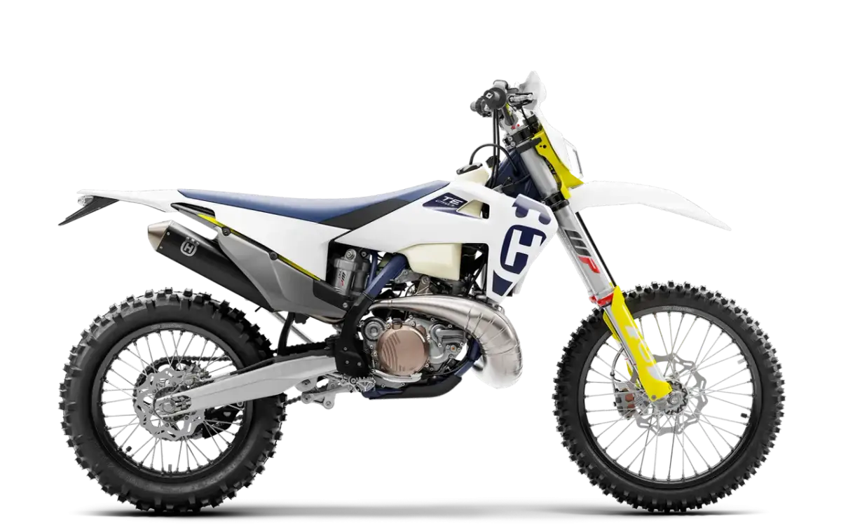 Biały motocykl Husqvarna 250 2t z niebieskim siedzeniem i żółtymi akcentami, gotowy na terenowe wyzwania.