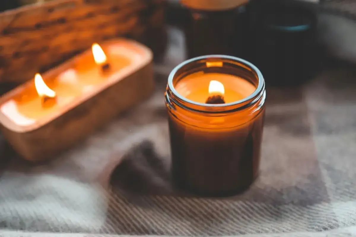 Świeczka o zapachu papierów rozwodowych – humorystyczny prezent na nowy początek