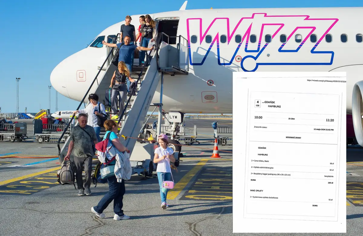 Pasażerowie schodzą po schodkach z samolotu Wizz Air, obok widoczny wydruk z informacjami o locie.