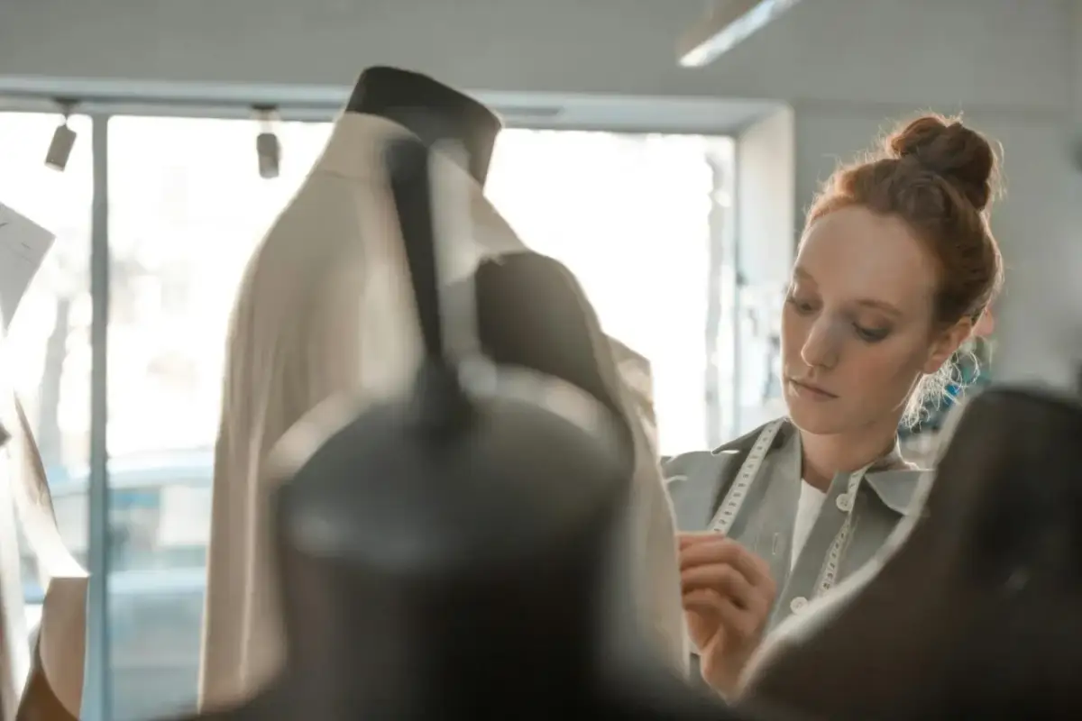 Prosta sukienka na lato: Uszyj ją sama! Poradnik krok po kroku