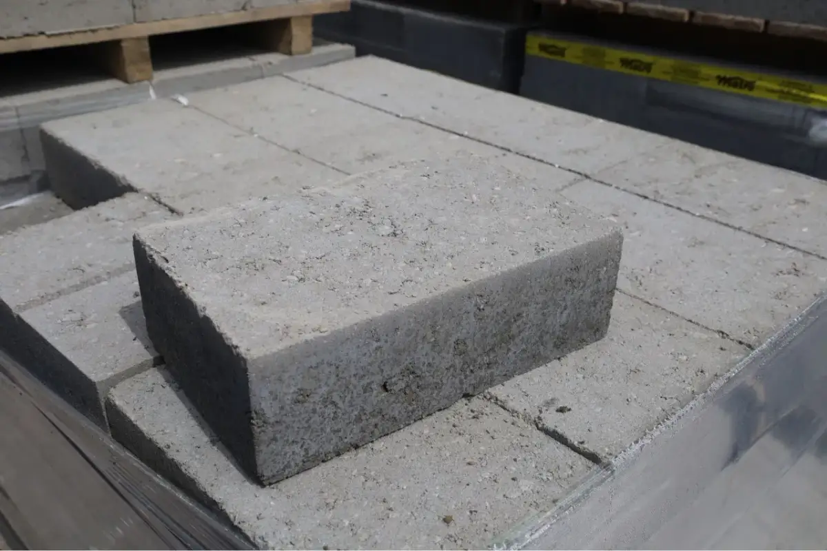 Szare bloczki betonowe, idealne na fundamenty. Wytrzymałe i praktyczne, gotowe do budowy.