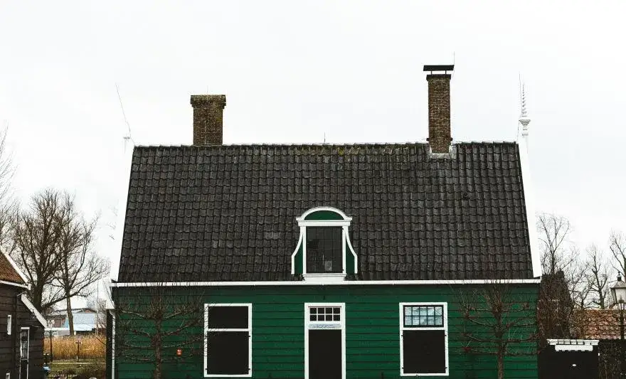 Jak odnowić elewację drewnianego domu i uniknąć kosztownych błędów