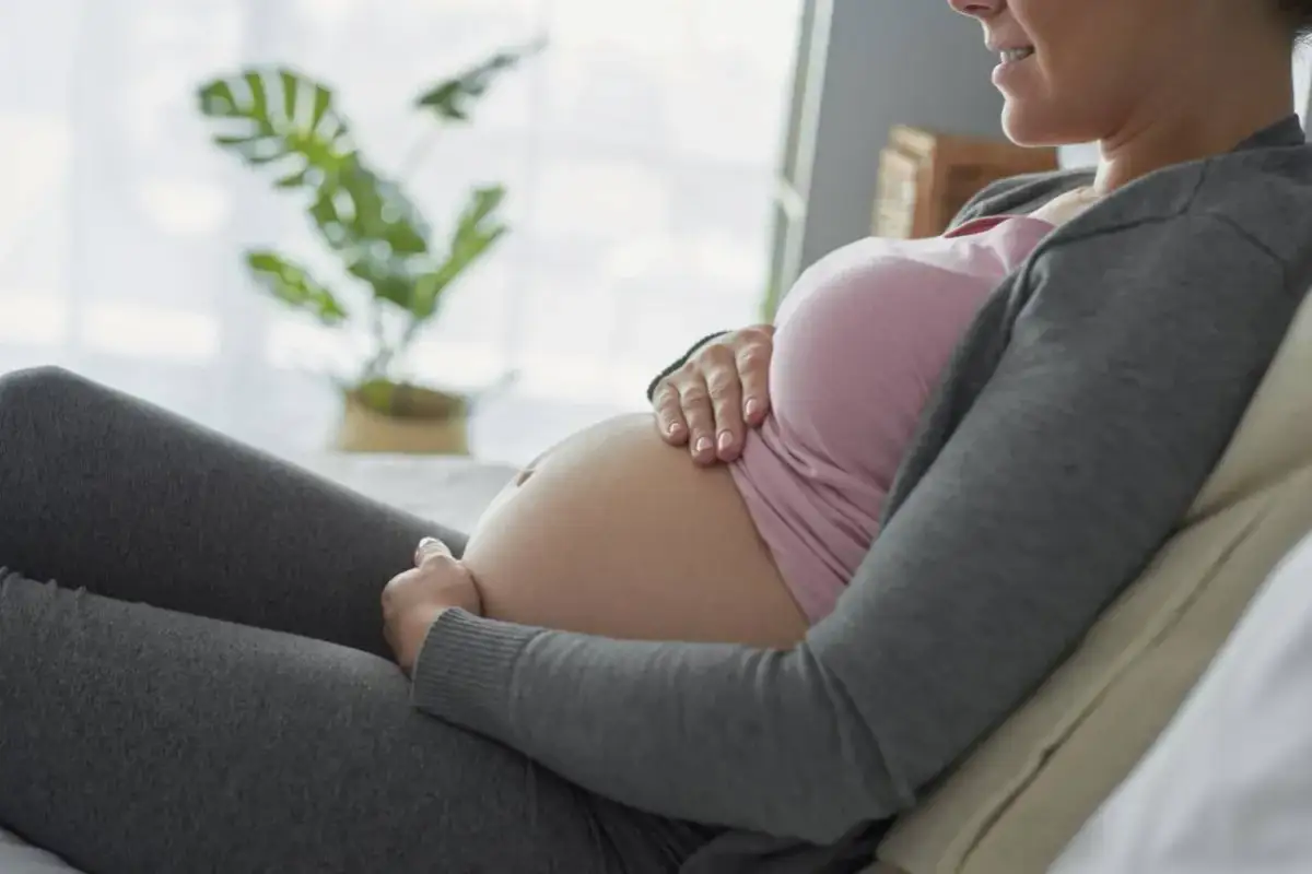 Ciąża: Jak wygodnie i bezpiecznie siedzieć na kanapie?