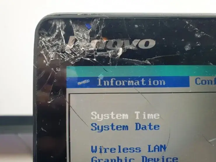 Uszkodzona matryca w laptopie objawy – jak je rozpoznać i co robić