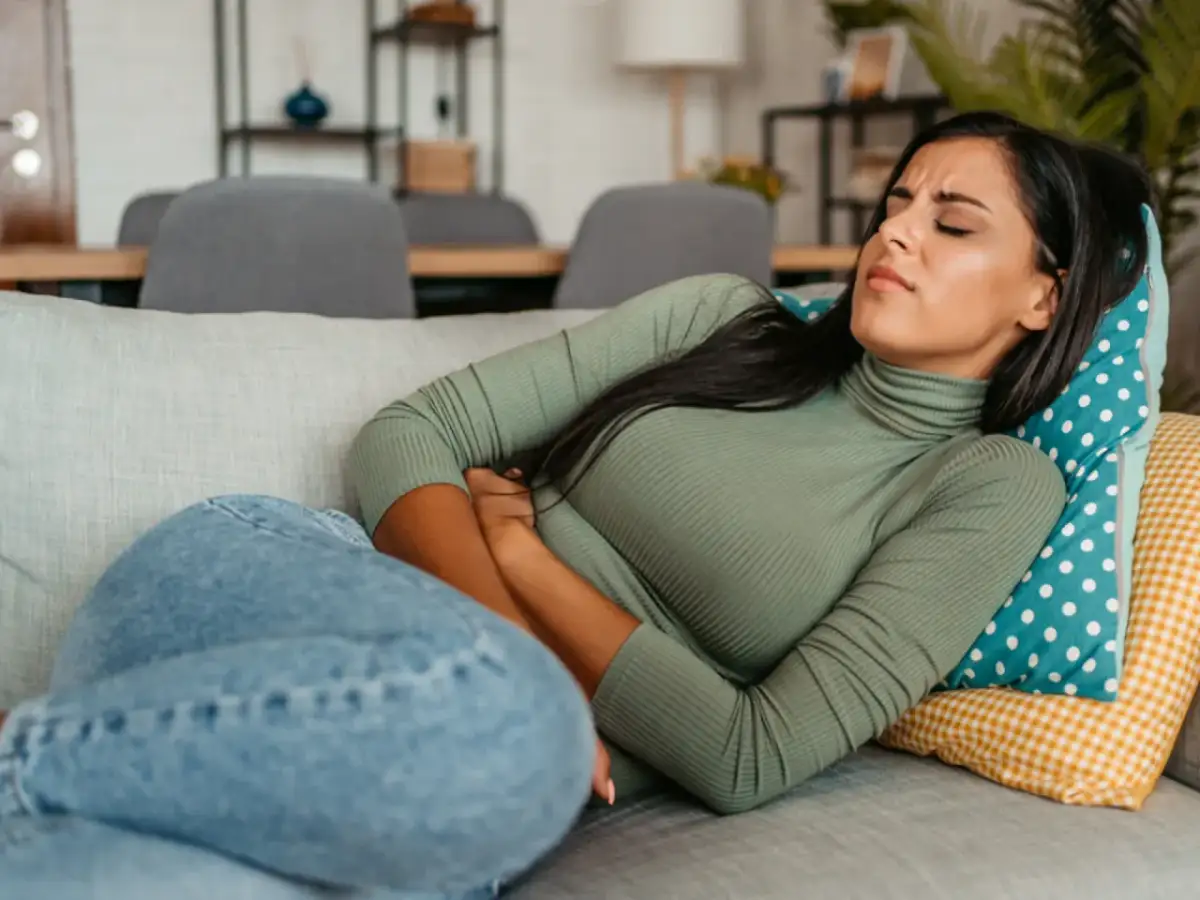 Okres bez bólu? Skuteczne sposoby na ból brzucha i kiedy do lekarza